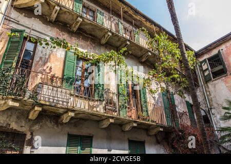 Camminare nella città di Bellano Foto Stock