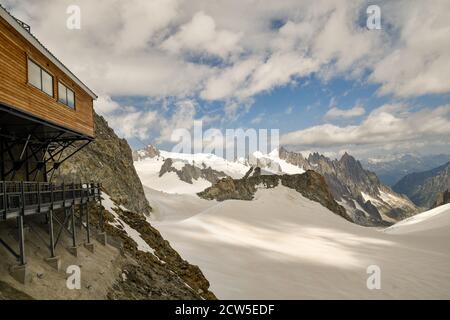 Vista dalla stazione di Pointe Helbronner della funivia del Monte Bianco Con cabine della funivia Vallée Blanche e Aiguille du Midi sullo sfondo Foto Stock