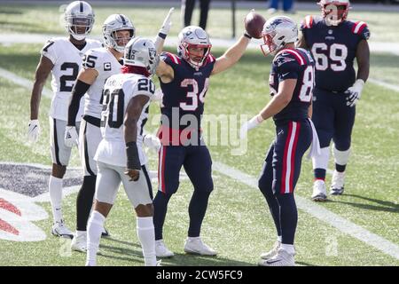 Foxborough, Stati Uniti. 27 Settembre 2020. I patrioti del New England che corrono indietro Rex Burkhead (34) getta il suo braccio in su dopo un cinque-yard touchdown carry mentre i Raiders di Las Vegas Cornerback Trayvon Mullen (27), sicurezza Eric Harris (25) e Damon Arnette Cornerback (20) guardano sopra nel terzo trimestre a Gillette Stadium a Foxborough, Massachusetts domenica 27 settembre, 2020. I Patrioti sconfissero i Raiders 36-20. I tifosi non sono ammessi nello stadio come parte del protocollo COVID-19 del New England Patriots. Foto di Matthew Healey/UPI Credit: UPI/Alamy Live News Foto Stock