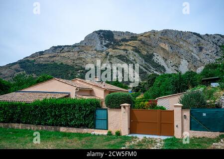 Casa classica in Costa Azzurra campagna in estate Foto Stock