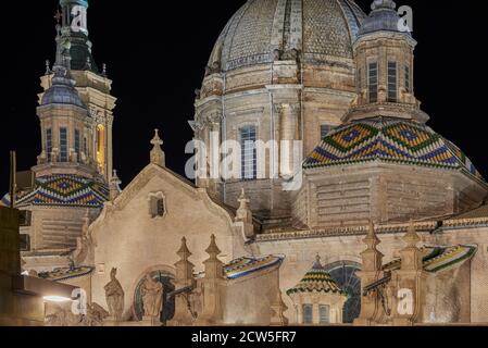 Dettaglio vista notturna della facciata della cattedrale-basilica di Nuestra Señora del Pilar nella città di Saragozza, Aragona, Spagna, Europa Foto Stock