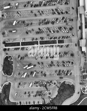 Vista aerea delle auto presso i grandi parcheggi all'aperto, Stati Uniti. Il parcheggio del centro commerciale outlet è congestionato e il parcheggio è affollato, altre auto provano ad entrare e uscire, fin Foto Stock