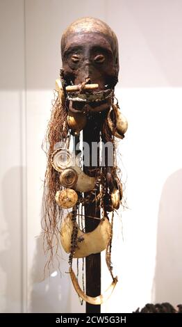 Cranio nemico di Kerewa, Golfo di Papua Nuova Guinea (20 ° secolo). Cranio umano decorato. Museo delle culture del mondo, Barcellona. Spagna. Foto Stock