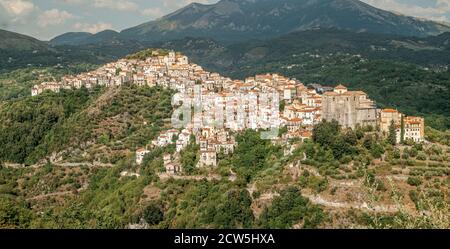 Rivello: Caratteristico borgo tipico arroccato su una montagna in provincia di potenza, Basilicata, Italia. Foto Stock