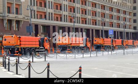 Colonna di annaffiatrici comunali lava asfalto di strade cittadine al mattino. Mosca,Russia,Giugno 2020 Foto Stock