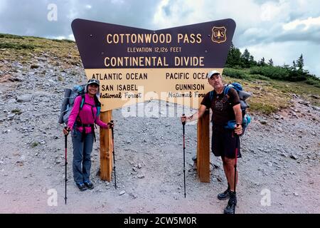 Attraversando il passo di Cottonwood, mentre attraversi le escursioni lungo il 485 Mile Colorado Trail, Colorado Foto Stock