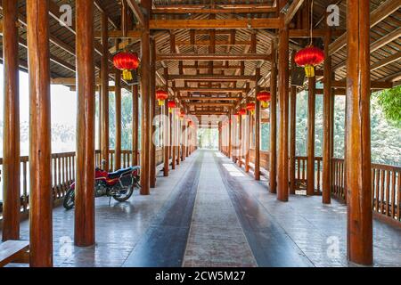 Ponte coperto sul fiume li a Yangshuo Foto Stock