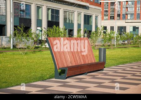 Panca in legno con schienale alto di stile contemporaneo dal design assolutamente semplice in esplanade centro Foto Stock