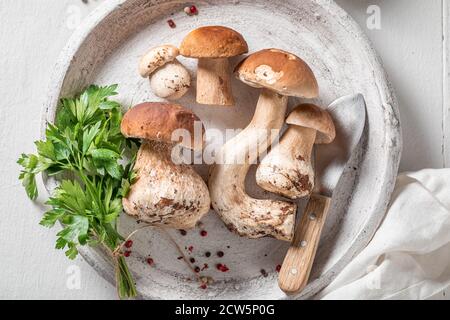 Preparazioni per risotti fatti in casa a base di funghi e erbe selvatiche su tavolo di legno Foto Stock