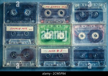 Audiocassette retrò disposte in una griglia su un divano blu Foto Stock