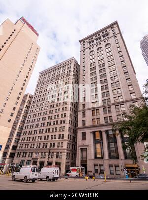 Un parcheggio ed edifici di uffici in Forbes Avenue nel centro di Pittsburgh, Pennsylvania, Stati Uniti Foto Stock