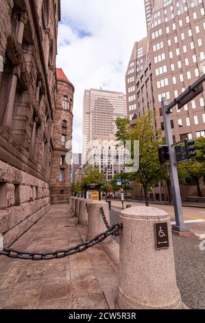 Fifth Avenue nel centro di Pittsburgh in un giorno di autunno vicino al tribunale della contea di Allegheny, Pittsburgh, Pennsylvania, Stati Uniti Foto Stock
