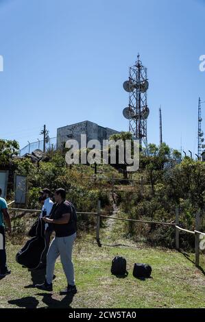 Stazione di telecomunicazione situata in cima alla collina del punto di riferimento di Pedra da Macela. Stazione utilizzata per trasmettere segnali televisivi, radio e mobili alle città vicine. Foto Stock