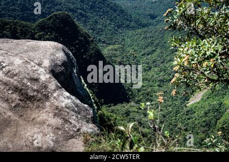 Il fondo della catena montuosa di Serra do Mar, visto da uno dei punti di osservazione di Pedra da Macela, all'interno del parco nazionale di Serra da Bocaina. Foto Stock