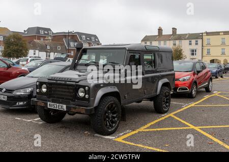 A 2003 Land Rover Defender 110 County TD5, Reg No: NV53 EXL, in un parcheggio di Weymouth Foto Stock