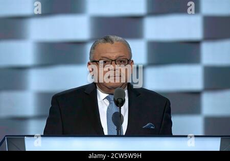 Philadelphia, Pennsylvania, USA, 27 luglio 2016 l'ex commissario della polizia di Philadelphia ed ex capo della polizia di Washington DC Charles Ramsey si rivolge alla Democratic National Nomining Convention dal podio nella Wells Fargo Sports Arena Foto Stock