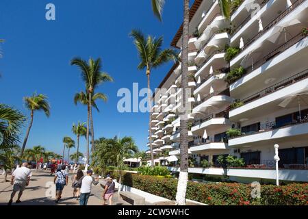 Puerto Vallarta, Messico-20 Gennaio, 2020: Condomini e appartamenti di lusso sulla spiaggia e sul molo di Playa De Los Muertos vicino alla famosa Puerto Vallarta ma Foto Stock