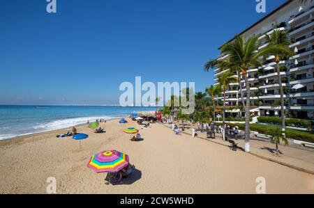 Puerto Vallarta, Messico-20 Gennaio, 2020: Condomini e appartamenti di lusso sulla spiaggia e sul molo di Playa De Los Muertos vicino alla famosa Puerto Vallarta ma Foto Stock