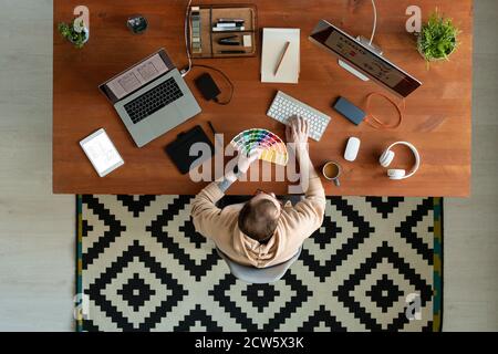 Vista dall'alto del logo di creazione di giovani sviluppatori di software freelance contemporanei Foto Stock