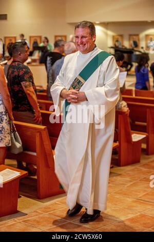 Il diacono di una chiesa cattolica della California meridionale si accampa alla fine della messa. Foto Stock