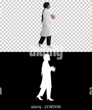 Giovane donna africana americana dottore che parla mentre cammina, Alpha Foto Stock