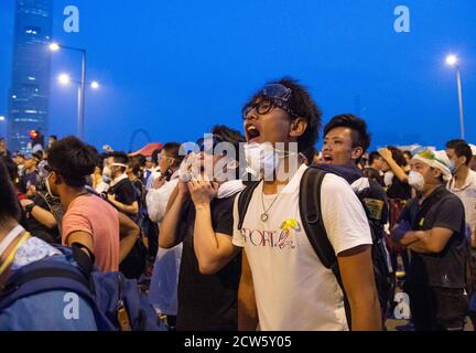 Hong Kong, Hong Kong, Cina. 3 ottobre 2014. I manifestanti riescono a mantenere le strade chiuse fuori dall'ufficio dei Chief Executive nell'edificio LegCo, Tamar, Admiralty.Students urlare alla polizia che circonda gli uffici governativi. Credit: Jayne Russell/ZUMA Wire/Alamy Live News Foto Stock