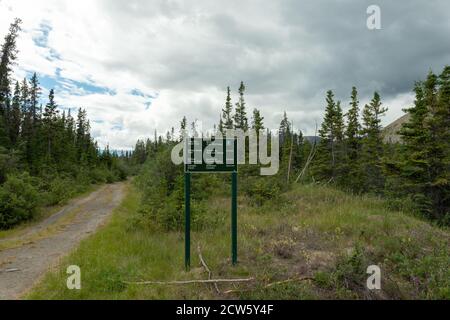 Un cartello per il Sheep Creek Trail nel Kluane National Park, Yukon, Canada Foto Stock