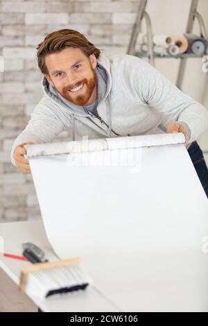 bel giovane uomo che posa carta da parati Foto Stock