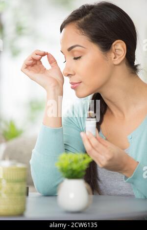 la donna sta usando l'olio essenziale Foto Stock