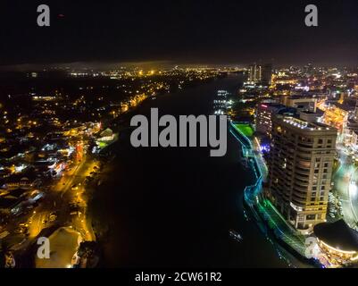 Vista aerea della città di Kuching, Sarawak durante la notte Foto Stock