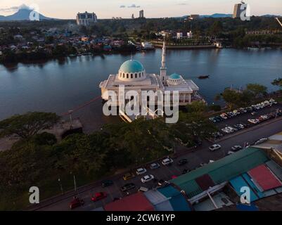 Vista aerea della bella moschea galleggiante di Kuching o. conosciuto anche come masjid india durante il tramonto Foto Stock