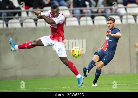 Parigi, Francia. 27 Settembre 2020. Alessandro Florenzi (R) di Parigi Saint-Germain vies con Yunis Abdelhamid di Stade de Reims durante la Ligue 1 partita tra Parigi Saint Germain e Stade de Reims allo Stade Auguste Delaune di Reims, Francia, il 27 settembre 2020. Credit: Jack Chan/Xinhua/Alamy Live News Foto Stock