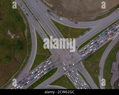 Vista dall'alto dell'intersezione stradale con i veicoli affollati Foto Stock
