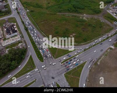 Vista dall'alto dell'intersezione stradale con i veicoli affollati Foto Stock