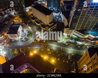 Vista aerea della città di Kuching, Sarawak durante la notte Foto Stock