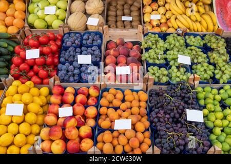 Bancarella di mercato con frutta e verdura fresca in Croazia Foto Stock