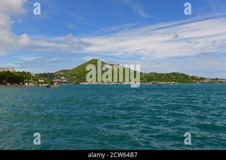 Crown Mountain e Long Bay a Charlotte Amalie a St. Thomas Island, Isole Vergini USA. Foto Stock