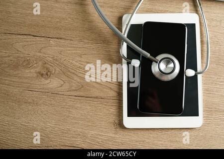 Ci interessa la vulnerabilità di salute che controlla il suo portatile e i dati medici Protezione con controllo delle violazioni sullo smartphone Foto Stock