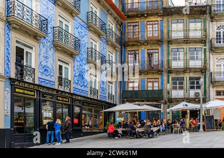 Porto, Portogallo - 30 maggio 2018: Facciate di ristoranti e bar su una piazza della città in case tradizionali decorate con piastrelle azulejo portoghese ornate Foto Stock