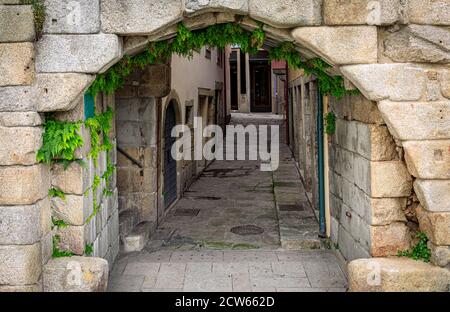 Postigo do Carvao, l'unica porta rimasta nelle mura Fernandine del XIV secolo intorno alla città di Porto vicino a piazza Ribeira e al fiume Douro Foto Stock