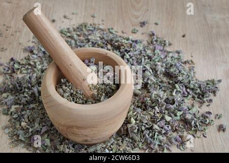 Mescolare le spezie in una ciotola di legno su una superficie di legno Foto Stock
