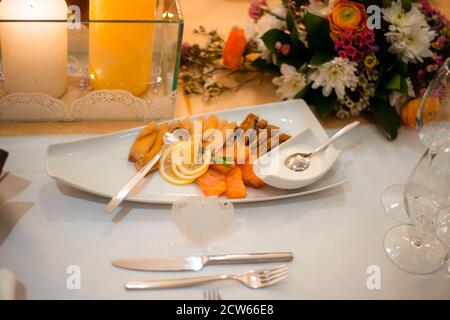 Deliziose fette di filetto di pesce fritto su un piatto bianco. Foto Stock