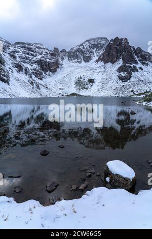 Vista del Cathedral Lake vicino ad Aspen, Colorado all'inizio di settembre dopo una tempesta di neve a fine estate. Foto Stock