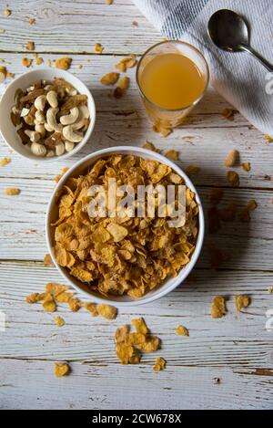 Primo piano di frutta secca, succo e cornflakes su sfondo Foto Stock