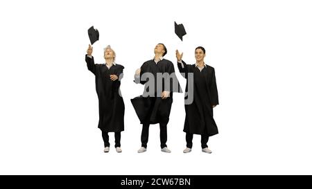 Tre diplomati maschi felici che gettano mortarboard in aria e. Foto Stock