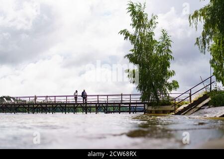 Istra, regione di Mosca, Russia - Agosto 10,2020: Turismo domestico. Località turistica di fronte al serbatoio d'acqua Istra in giorno. Coppie mature a piedi. Holid Foto Stock