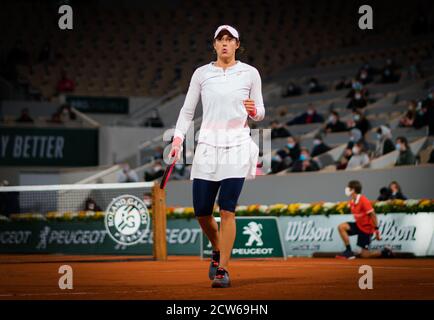 Caroline Garcia di Francia in azione contro Anet Kontaveit di Estonia durante il primo round del Roland Garros 2020, torneo di tennis Grand Slam, Foto Stock
