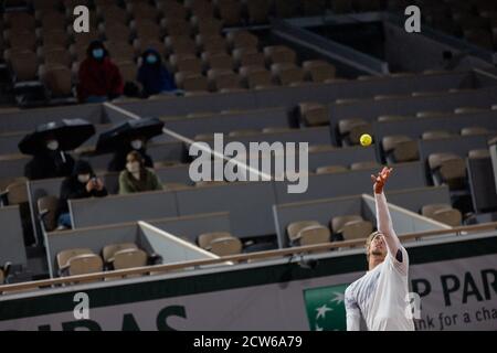 Parigi, Francia. 27 Settembre 2020. Alexander Zverev, della Germania, serve durante la prima partita di singolare maschile contro Dennis Novak dell'Austria al torneo di tennis francese Open 2020 al Roland Garros di Parigi, Francia, 27 settembre 2020. Credit: Aurelien Morissard/Xinhua/Alamy Live News Foto Stock