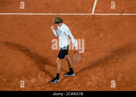 Parigi, Francia. 27 Settembre 2020. Alexander Zverev della Germania giubila durante la prima partita dei singoli uomini contro Dennis Novak dell'Austria al torneo di tennis French Open 2020 al Roland Garros di Parigi, Francia, 27 settembre 2020. Credit: Aurelien Morissard/Xinhua/Alamy Live News Foto Stock