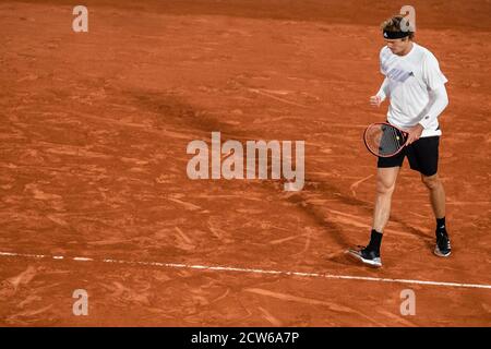 Parigi, Francia. 27 Settembre 2020. Alexander Zverev della Germania giubila durante la prima partita dei singoli uomini contro Dennis Novak dell'Austria al torneo di tennis French Open 2020 al Roland Garros di Parigi, Francia, 27 settembre 2020. Credit: Aurelien Morissard/Xinhua/Alamy Live News Foto Stock